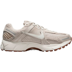 NIKE Zoom Vomero 5 W - Light Orewood Brown/Metallic Silver/Gum Medium Brown/Sail