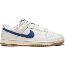 NIKE Dunk Low SE - Sail/Dark Marina Blue/University Red