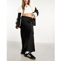ASOS DESIGN Sort maxinederdel med skråsnit satin-Black