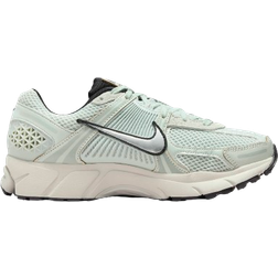 NIKE Zoom Vomero 5 W - Light Silver/Light Bone/Black/Chrome