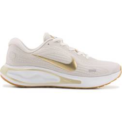 NIKE Journey Run W - Phantom/Sail/Gum Light Brown/Neutral Olive