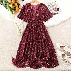 Shein Kleid für die Urlaubszeit in Große Größen mit V-Ausschnitt, mit Blume Muster und geraffter Taille