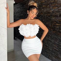 Shein Sommerliches Set aus einfarbigem 3D-blumigem Spitzen dekoriertem trägerlosem Top und Rüschenrock für Figurschmeichelnde Wirkung