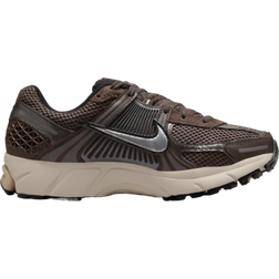 NIKE Zoom Vomero 5 W - Baroque Brown/Light Orewood Brown/Hemp/Chrome