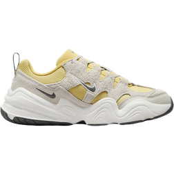 NIKE Tech Hera W - Saturn Gold/Light Bone/Phantom/Iron Grey