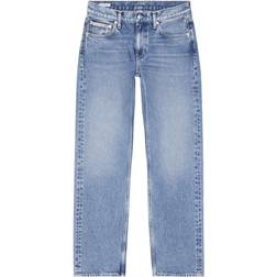 Calvin Klein Jeans Gerade geschnittene in heller Waschung mit niedrigem Bund-Blau