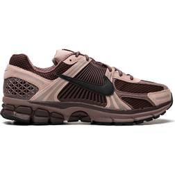 NIKE Zoom Vomero 5 W - Plum Eclipse/Pink Oxford/Earth/Black