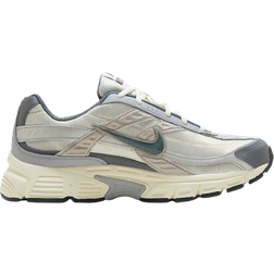 Nike Initiator M - Light Bone/Coconut Milk/Metallic Silver/Smoke Grey