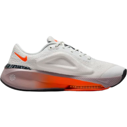 NIKE Versair Premium W - Light Violet Ore/Dark Smoke Grey/Metallic Cool Grey/Hyper Crimson