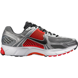 Nike Zoom Vomero 5 M - Metallic Silver/Flat Silver/Light Crimson/Black