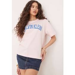 Calvin Klein Varsity Logo Boxy T-Shirt - Ljusrosa