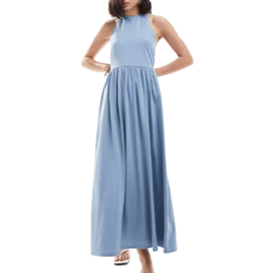 ASOS DESIGN Langes Neckholder-Sommerkleid in verblasstem Blau mit tiefem Rückenausschnitt