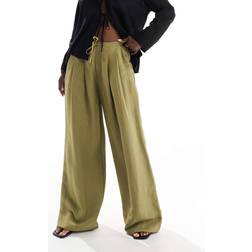 Stradivarius Fließende Bundfaltenhose mit Textur - Khaki