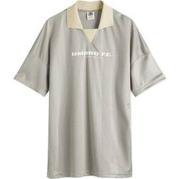 Umbro Silverfärgad T-Shirt I Jersey Och Fotbollsstil