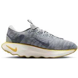 Nike Motiva M - Light Smoke Grey/Smoke Grey/Saturn Gold