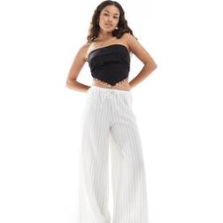 Stradivarius Petite Randiga Byxor Linnestil Vida Ben - Vit