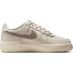 Nike Air Force 1 LV8 1