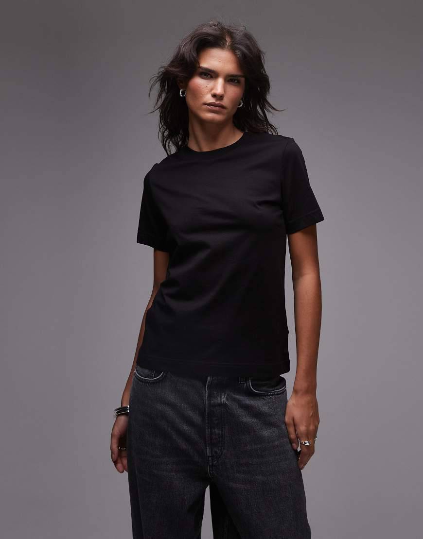 t-shirt in black
