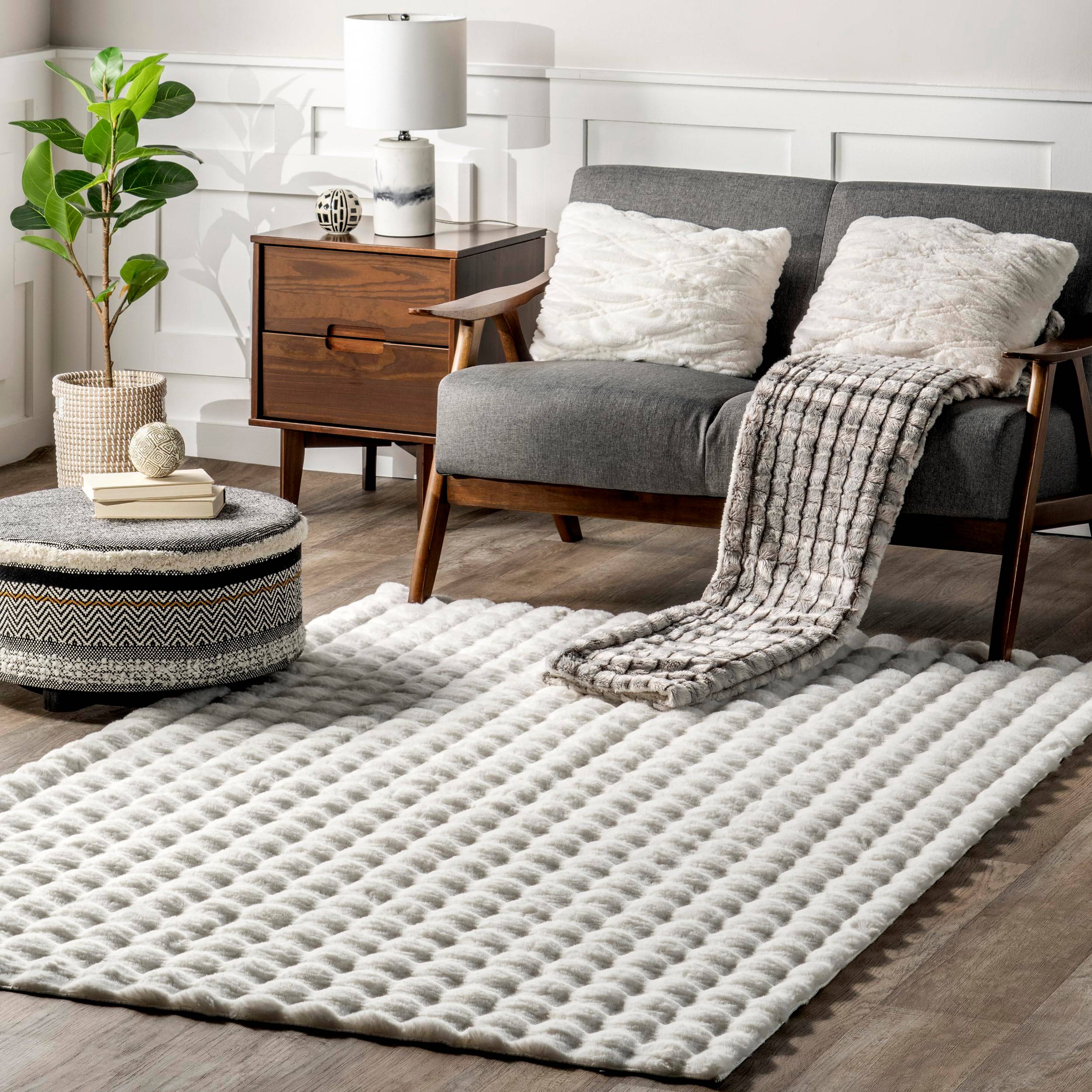 Nuloom Jeni Solid Faux Rabbit Area Rug 5x8 White