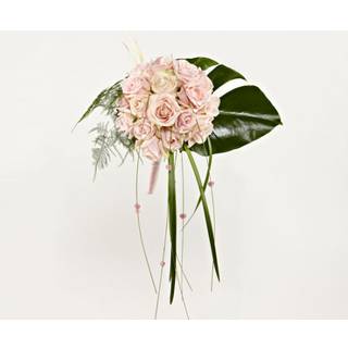 Asymmetrisk brudebuket med rosa roser
