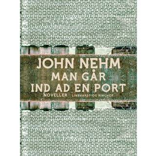 Man går ind ad en port