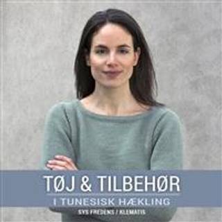 Bog: Tøj & tilbehør i tunesisk hækling Design: Sys Fredens Tidløse designs i tunesisk hækling. Bluser, toppe og jakker. Taske, tørklæde og andet tilbehør. Mange forskellige mønstre og garner. Forlag: Klematis 36sider| År2016| 180x180mm| ISBN978-87-7139-228-9.