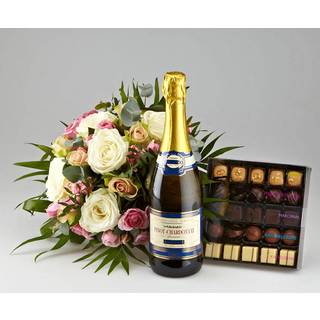 Lys buket, mousserende vin og chokolade