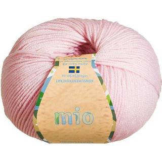 Jarbo Mio 30232 Pink Indhold: 100% Ekstra fin merinould, superwash-behandlet Vægt/løbelængde: 50 g = ca. 175 meter Anbefalede pinde: 3 mm Strikkefasthed: 10x10 cm = 27-28 m x 36-37 p Maskinvask 30°C / Tåler ikke tørretumbler / Tørres fladt..
