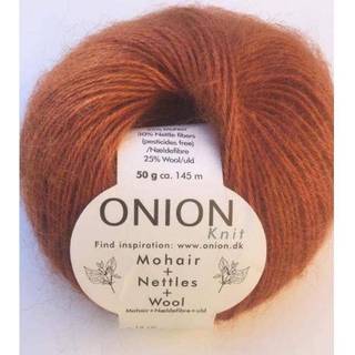 Onion Mohair+Nettles+ Wool 1404 Grå Indhold: 45% mohair+30% nældefibre+25% uld Vægt/længde: 50 gram = ca. 145 meter Anbefalede pinde: 4-5 mm Strikkefasthed: 10 cm x 10 cm = 20-17 m x 27-22 pinde Vaskes i hånden / Tåler ikke tørretumbler / Tørres fladt.