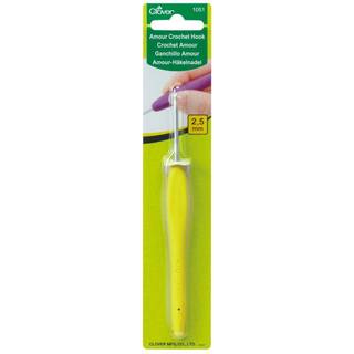 Clover AMOUR Hæklenål (2.0-15.0 mm) 2.5 mm Amour hæklenålene fra Clover kommer i størrelserne 2.0-15.0 mm Hver størrelse har sin egen farve, så der let kan kendes forskel.