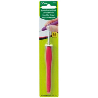 Clover AMOUR Hæklenål (2.0-15.0 mm) 3.5 mm Amour hæklenålene fra Clover kommer i størrelserne 2.0-15.0 mm Hver størrelse har sin egen farve, så der let kan kendes forskel.
