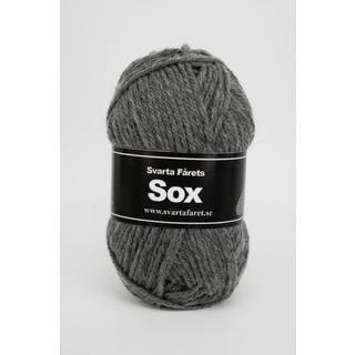 Svarta Fåret Sox 50 g 001 Naturlig limeslik Indhold: 70% uld, 30% polyamid Vægt/længde: 50 g = ca. 80 meter Anbefalede pinde: 5.5 mm Strikkefasthed: 10 cm = 16 m Vask:Maskinvask 40 ºC.