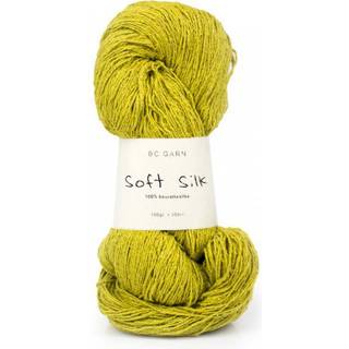 BC Garn Soft Silk 046 Bær Indhold: 100% Bourette Silke Vægt/længde: 100 g = ca. 350 meter Anbefalede pinde: 3-4 mm Strikkefasthed: 10 x 10 cm = 20 m x 28 p Vask: Maskinvask 30 ℃ / Tåler ikke tørretumbling.