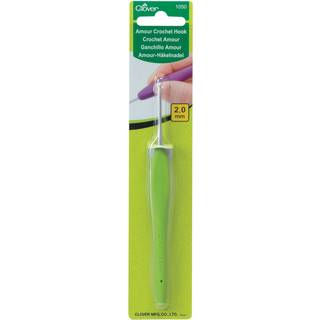 Clover AMOUR Hæklenål (2.0-15.0 mm) 2.0 mm Amour hæklenålene fra Clover kommer i størrelserne 2.0-15.0 mm Hver størrelse har sin egen farve, så der let kan kendes forskel.