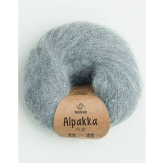Navia Alpakka 806 Brun Indhold: 100% Alpaca Vægt/Længde: 25 g = ca. 230 meter Anbefalede pinde: 3-5 mm Strikkefasthed: 10 cm = 18-24 masker Vaskes i hånden / Tåler ikke tørretumbling, tørres fladt..