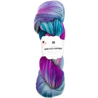 Rico Design Luxury Hand-Dyed Happiness Indhold: 100% Extrafine Merino Vægt/Længde: 100g = 390m Anbefalede pinde: 4.00 mm Strikkefasthed:10 x 10 = 23m x 30p Vaskeanvisning:Finvask maks. 30°C / Tåler ikke tørretumbler / Tørres fladt.