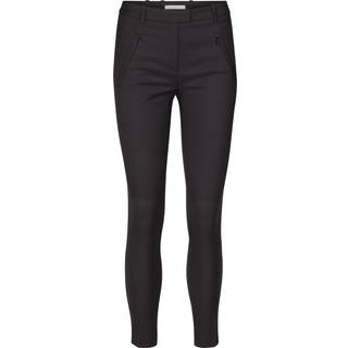Stumpede bukser med slim fit og lynlåssømme