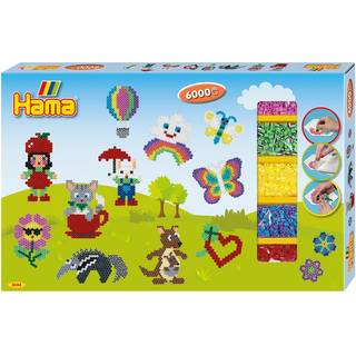 Hama Gaveæske Multi Indeholder: Ca. 6000 perler 3 stiftplader: Stor firkantet nr. 234, stor sekskantet nr. 276 og sommerfugl nr. 298 Motivark, vejledning og strygepapir.