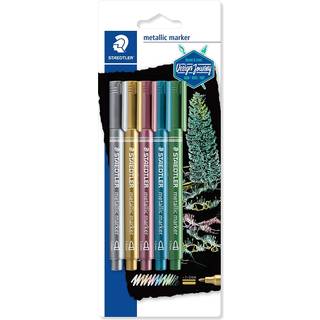 STAEDTLER Metallic marker, 5 stk Metallic marker, 5 stk guld/sølv/grøn/rosa/blå. Vandbaserede penne som kan skrive på glas og vaskes af igen. Heldækkende farver, så de kan også anvendes på mørkt papir/karton. Markerne har en tykkelse på 1-2 mm.