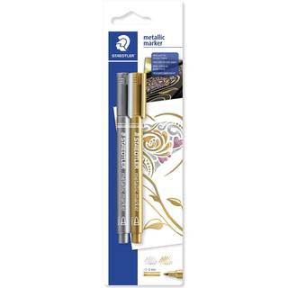 STAEDTLER Metallic marker, 2 stk STAEDTLER metallic markere, 2 stk. guld/sølv. De vandbaserede penne kan skrive på glas og vaskes af igen. Heldækkende farver, så de kan også anvendes på mørkt papir/karton. Markerne har en tykkelse på 1-2 mm.