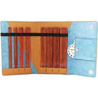 KnitPro Ginger Strømpepindesæt 20 cm Strømpepindesæt med 5 stk af hver af de 8 forskellige str. pinde Sættet indeholder desuden en pindemåler Leveres i et luksuriøst etui i denim og beige farver.