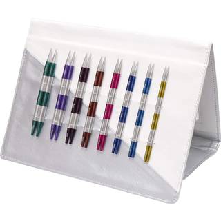 KnitPro Smartstix Udskiftelige Rundpindesæt Deluxe 60/80/100 cm Materiale: Aluminium Type: Udskiftbare rundpinde Størrelser: 3.5, 4.0, 4.5, 5.0, 5.5, 6.0, 7.0, 8.0 mm Pindelængde: 11.5 cm Andet indhold: 4 kabler: 60 cm, 80 cm x2 og 100 cm 8 stoppere 4 strammenøgler 1 sæt kabelovergange.