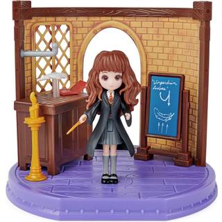 Harry Potter Wizarding World Charms Classroom Magiske Minis Legesæt med en 3-tommers Hermione-dukke, svævefjer, tavle og tryllebog