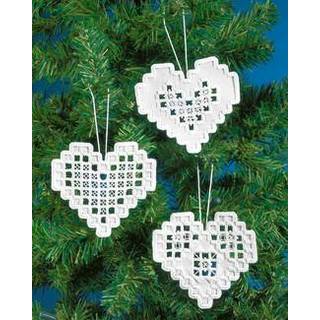 Broderikit Hardanger hjerter 3 pck 10 x 10 cm Broderi med smukke Hardangersting 1/1 hel tråd for en unik tekstur Størrelse: 10x10cm perfekt til enhver plads Elegant hjerte-design i hvert sæt Indeholder 3 hjerter.
