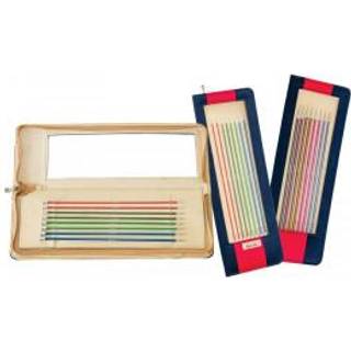 KnitPro ZING Jumperpindesæt 25cm Materiale:Aluminium Typer:Jumperpinde Størrelser: 2.50, 3.00, 3.50, 4.00, 4.50, 5.00, 5.50 og 6.00mm Længde: 25 cm Leveres i flot rødt og blå stoftaske med lynlås.