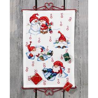 Broderi pakkekalender, nisser leger i sne, 34-7643