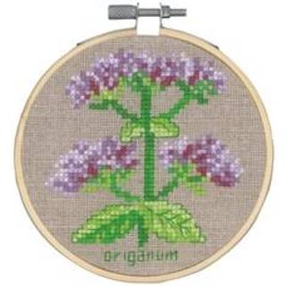 Broderikit Oregano m/5810/10 10 Ø Broderisæt med smukt oregano-design. Korssting og stikkesting i DMC Mouliné. Sy på hørlærred med 10 tråde/cm. Mål: Ø10 med referencen 5810/10. Varierende grønne toner på natur baggrund.