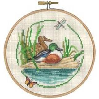 Broderikit Ske and m/5810/15 15 Ø cm Nyd elegance med denne Skeand-design. Dimensioner: Diameter 15Ø. Aida stof i udsøgt ivory nuance. Indeholder 26 farver DMC Mouliné. Inkl. ramme til et færdigt look.