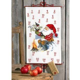 Broderikit Nisse v/ bål B5125/35 35 x 56 cm Unikt broderisæt med nissetema. Dimension: 35x56 cm perfekt design. Vibrerende farver med 23 DMC Perle. Lavet på Aida 352/00, 3,2 tråde/cm. Nisse ved bål i hyggeligt vinterlandskab.