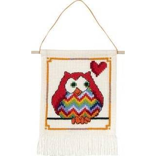 Broderikit MFK røde ugler 5118/19 15 x 21 cm Kreativt broderisæt med røde ugler. Sy på Aida 352/22 i ivory. Dimensioner: 15x21 cm. Inkl. 12 farver Cot.Mat. Naturligt og stilfuldt motiv.